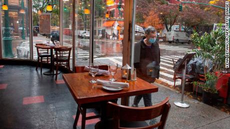 New York City bars and restaurants began closing early on November 13 under new sidewalks designed to slow the spike in Covid-19 infections.