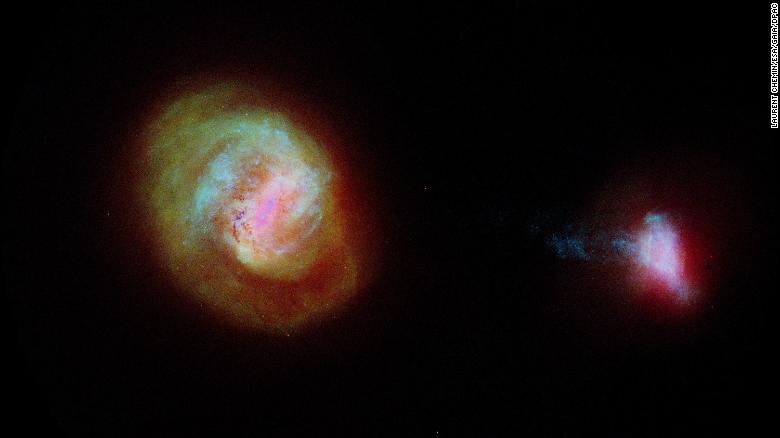 Bu şema Samanyolu'nun en önemli iki yoldaş galaksisini göstermektedir: Büyük Macellan Bulutu (solda) ve Küçük Macellan Bulutu. Avrupa Uzay Ajansı Gaia uydusundan alınan veriler kullanılarak yapıldı.