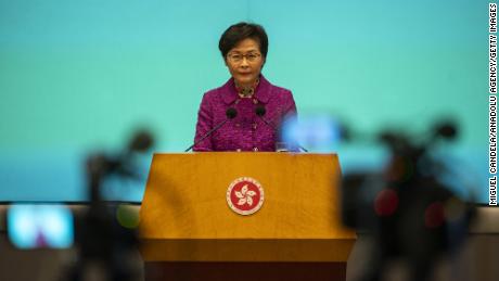 La directora ejecutiva de Hong Kong, Carrie Lam, habla con la prensa durante una conferencia de prensa el 25 de noviembre.