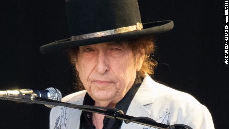 Bob Dylan sells his entire catalog of songs to Universal