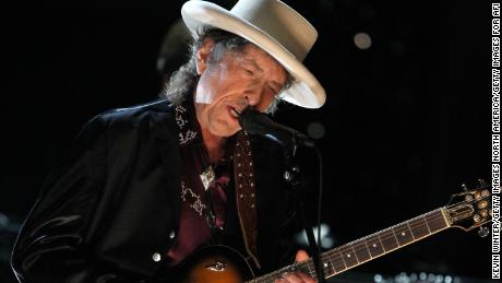 CULVER CITY, CA - JUNE 11:  Musician Bob Dylan performs onstage during the AFI Life Achievement Award: A Tribute to Michael Douglas at Sony Pictures Studios on June 11, 2009 in Culver City, California.  (Photo by Kevin Winter/Getty Images for AFI)