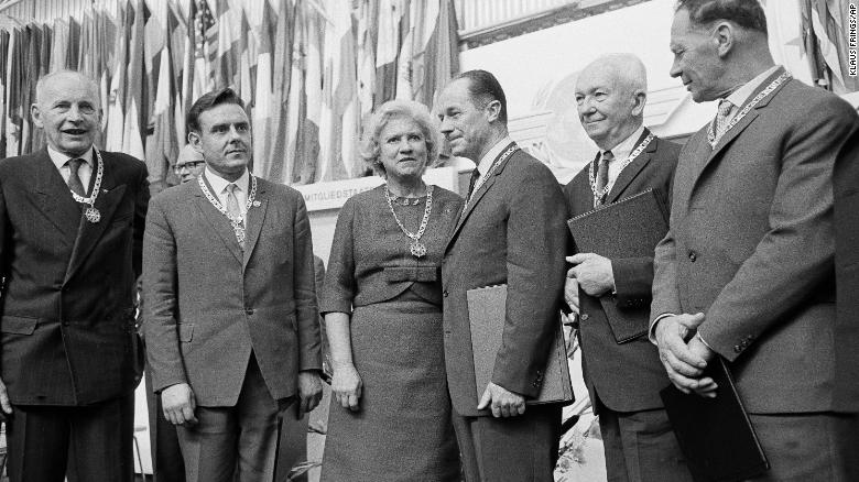 Chuck Yeager received the Silver Chain for Pioneers of the Windrose in Munich in 1965.