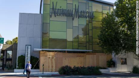 Neiman Marcus cerró cinco tiendas durante su proceso de quiebra.