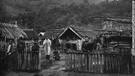 Un pa maorí o aldea fortificada en el río Whanganui en la Isla Norte de Nueva Zelanda en 1902.