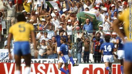 Paolo Rossi ha festeggiato con Giancarlo Antonioni dopo aver segnato per l'Italia nella vittoria per 3-2 sul Brasile ai Mondiali del 1982.