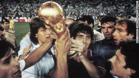 Bruno Conte, Giancarlo Antonioni, Paolo Rossi, Dino Zoff, Francesco Graziani e Franco Silvaghi dall'Italia festeggiano dopo aver vinto la Coppa del Mondo 1982.