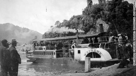 Un barco de vapor en Pipiriki en el río Whanganui, alrededor de 1910.