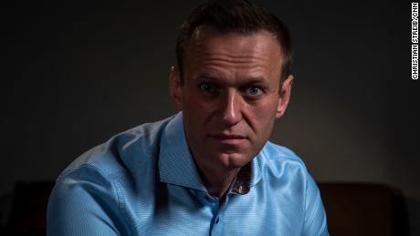 Vyšetřování CNN-Bellingcat identifikuje ruské specialisty, kteří vystřídali Putinova protivníka Alexeje Navalného před jeho otravou 