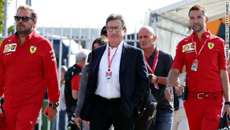 La sorprendente renuncia de Louis Camilleri (centro) como CEO de Ferrari ha generado dudas sobre la posición de Binotto como jefe del equipo.