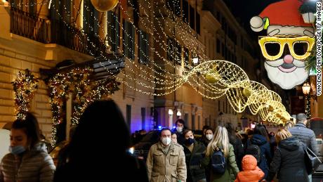 Italians do their Christmas shopping near Rome&#39;s Piazza di Spagna on December 13.