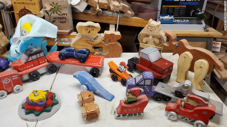 Alcune delle centinaia di giocattoli che la mano di Sullivan produce ogni anno.  I loro nipoti aiutano testandoli (e tenendoli).