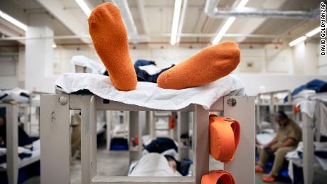Les détenus gisaient sur leurs couchettes dans leur capsule au centre de détention de Stewart, à Lumpkin, en Géorgie, en novembre 2019. Des centaines de détenus ont contracté un coronavirus pendant la pandémie, et plusieurs sont décédés.