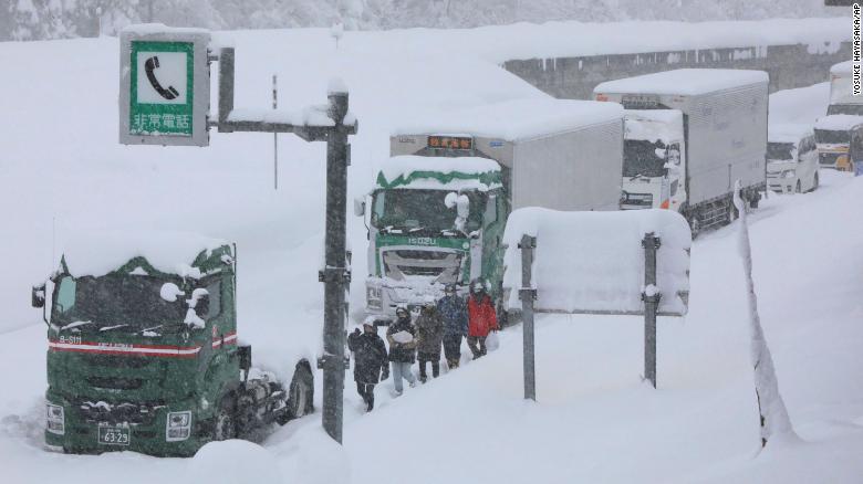 Hundreds of vehicles stranded due to heavy snow on the Kanetsu Expressway on December 17.