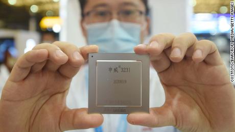 US bans China&#39;s top chipmaker from using American technology