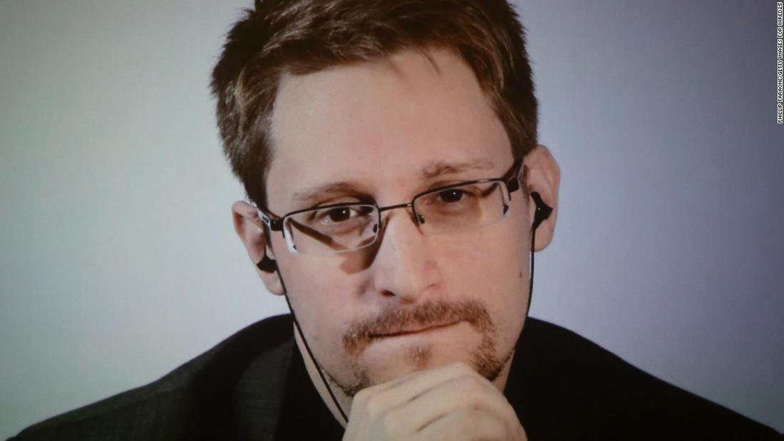 Putin grants Russian citizenship to Snowden