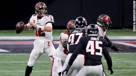 Brady lance une passe contre les Falcons d'Atlanta. 