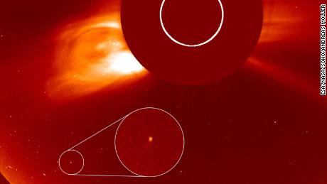 Comète nouvellement découverte photographiée pendant l'éclipse solaire 