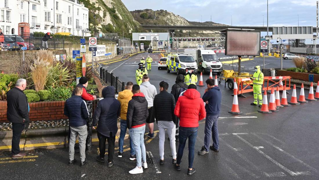 UK Corona virus: Trucks pile up between UK-France crisis talks to reopen border