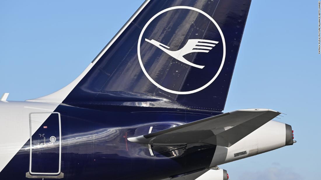 Lufthansa flies fresh food to England, while chaos on UK border continues