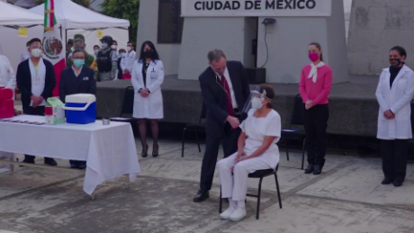 Enfermera vacunada contra el covid-19 en México: Es el mejor regalo que  pude recibir en el 2020 - CNN Video