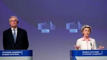 La présidente de la Commission européenne, Ursula von der Leyen, à droite, et le chef du groupe de travail de la Commission européenne pour les relations avec le Royaume-Uni, Michel Barnier, s'expriment après l'accord de l'accord à Bruxelles jeudi.