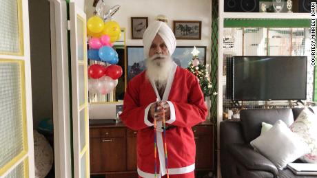 Rajinder Singh, 74, is spreading holiday cheer as the &quot;Skipping Sikh Santa&quot; -- despite the fact that he doesn&#39;t celebrate Christmas.