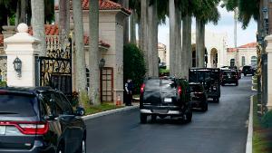 President Donald Trump&#39;s motorcade arrives at Trump International Golf Club, Thursday, Dec. 24, 2020, in West Palm Beach, Fla. (AP Photo/Patrick Semansky)
