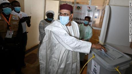 President-elect Mohamed Bazoum casts his ballot at a polling station in Niamey on December 27, 2020 during Niger&#39;s presidential and legislative elections.