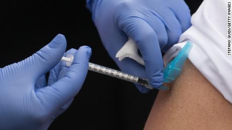 Europa lanza un programa de vacunación masiva mientras los países compiten por contener una nueva variante