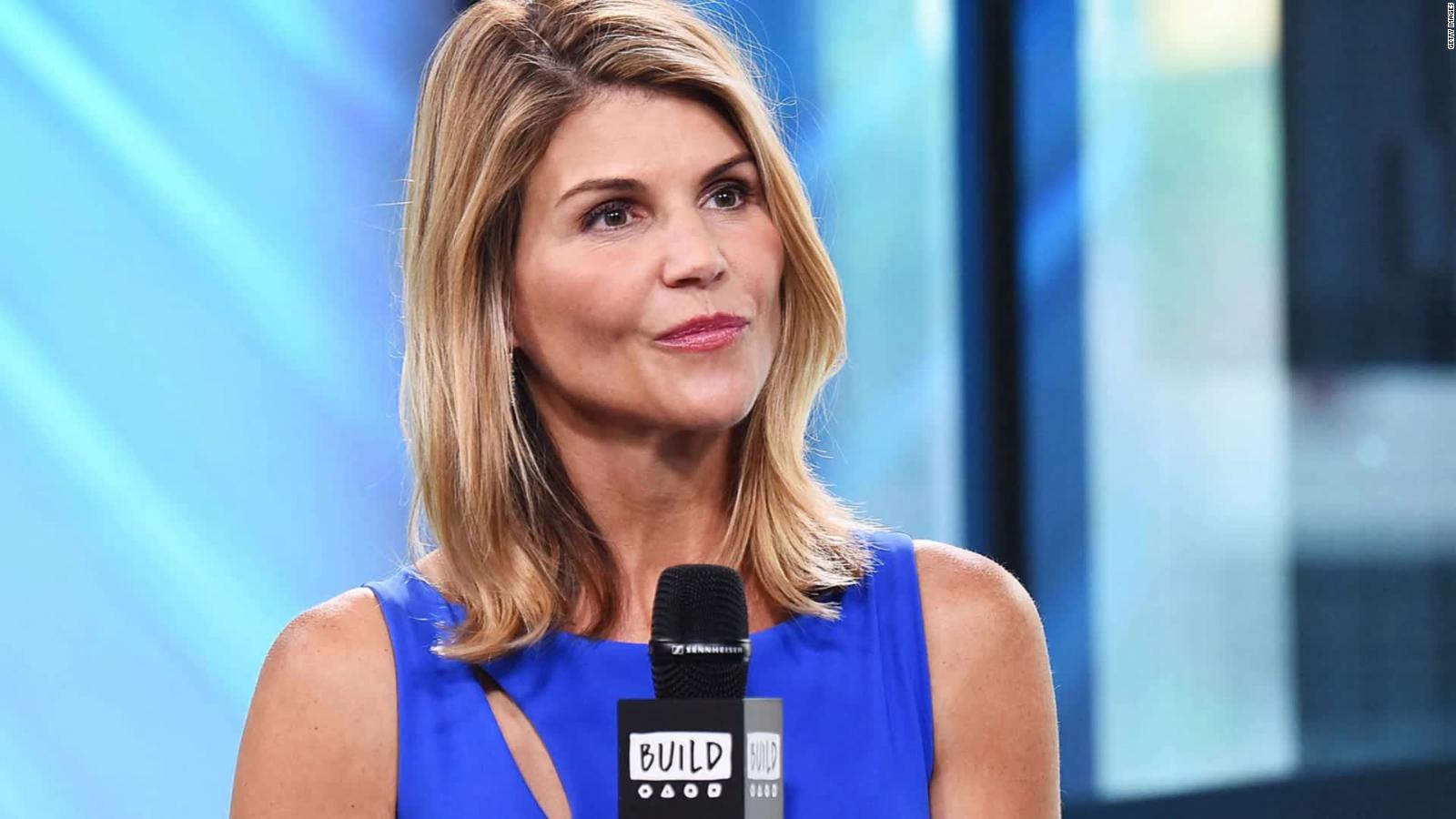 Lori Loughlin To Mark Acting Return On When Calls The Heart Spinoff Cnn