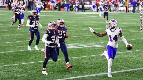 Diggs mocks the New England Patriots defenders as it runs into the finish area to relegate.