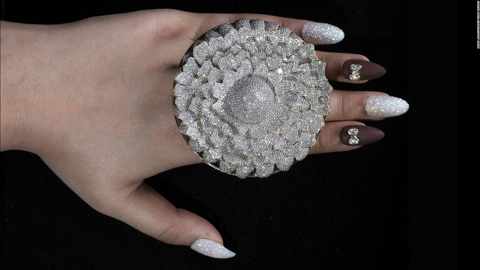 Schat Ventileren Prestigieus A ring with 12,638 diamonds sets a Guinness World Record - CNN Style