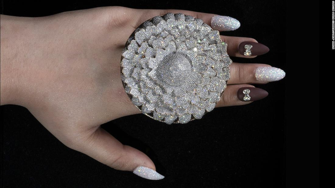 ontgrendelen Ezel bijvoeglijk naamwoord A ring with 12,638 diamonds sets a Guinness World Record | CNN