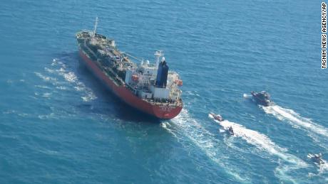 2021  En esta foto difundida el 4 de enero por la agencia de noticias Tasnim, el petrolero confiscado con la bandera de Corea del Sur está acompañado por los barcos de la Guardia Revolucionaria Iraní en el Golfo Pérsico. 