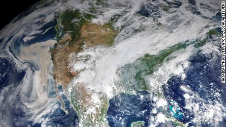 Na sliki je Severna Amerika 9. septembra 2020, ko se na zahodni obali oblikuje debela odeja dima.