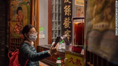 На этом снимке, сделанном в октябре, изображен покупатель, использующий Alipay для сканирования платежного QR-кода, чтобы произвести электронный платеж за напиток в магазине в Пекине.