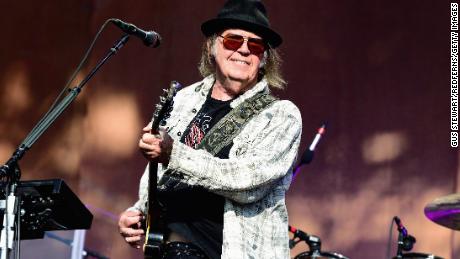  Neil Young, raffigurato qui sul palco a Londra nel 2019, è diventato un nome familiare negli anni ' 60.