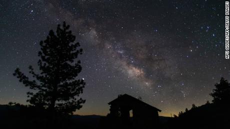 Calea Lactee este văzută de pe Glacier Point Trailside din Parcul Național Yosemite, California.