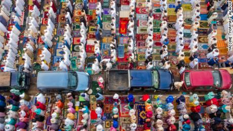 Ramadan was during the summer holidays and everywhere was very busy.
There wasn't enough places in the dedicated prayer spaces, so people were praying on the street."