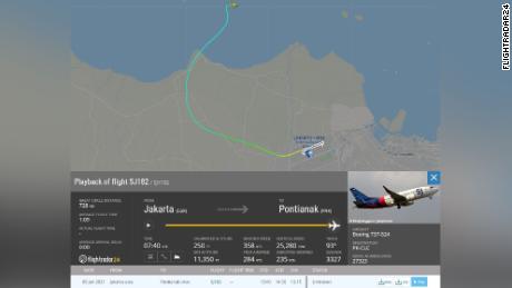 Peta Flight Trader 24 menunjukkan saat pesawat Sriwijaya kehilangan kontak dengan SJY 182 pada hari Sabtu.