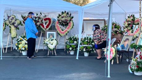 Los Angeles woman whose mom died of Covid-19 had to hold the funeral in a parking lot 