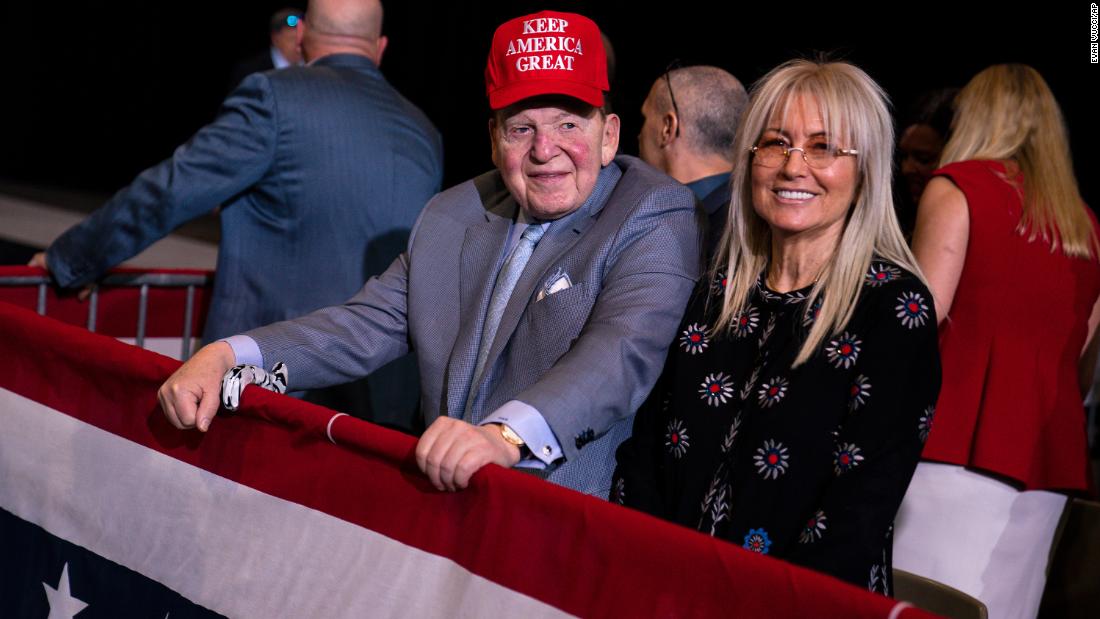 Adelson waits for Trump to arrive at a campaign rally in Las Vegas in 2020.