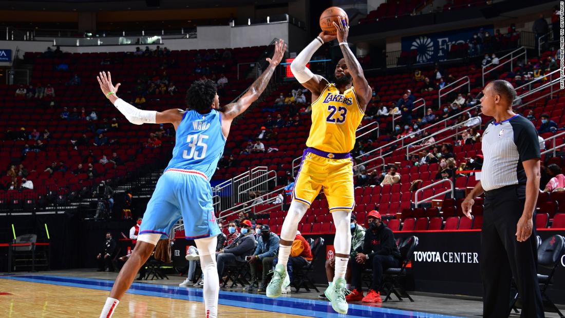 LeBron James scores three points without looking to win mid-game bet with his teammate in the defeat of the LA Lakers