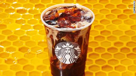 Starbucks & # 39;  новый напиток Honey Almondmilk Cold Brew.