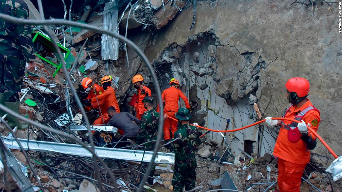 Aftershocks shake the earthquake-stricken Indonesian island as the search for survivors continues