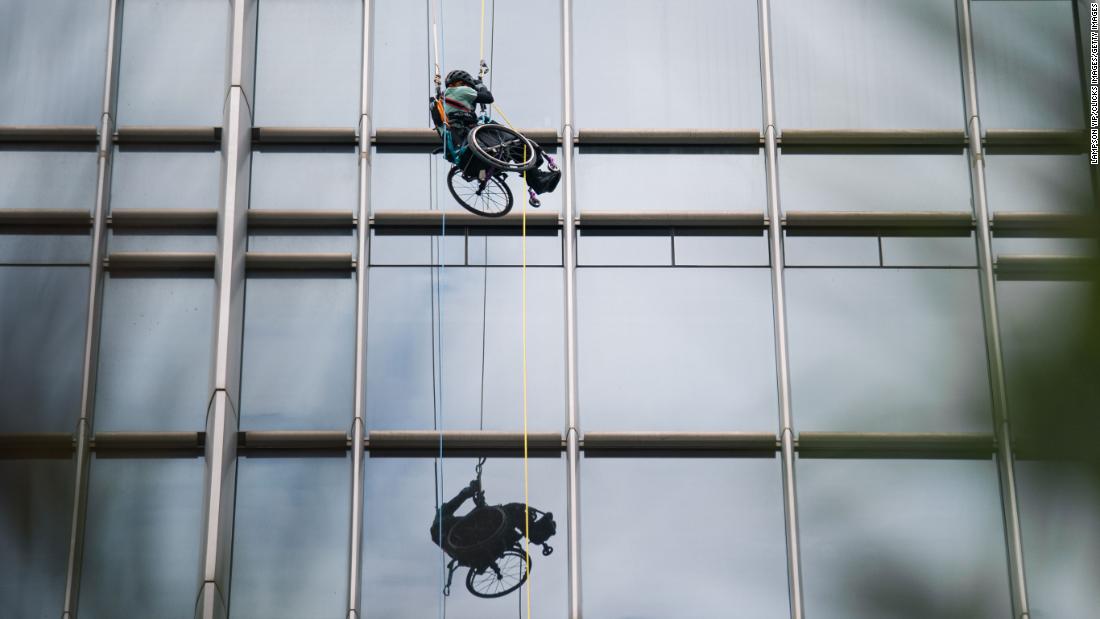 Un athlète paraplégique de Hong Kong en fauteuil roulant escalade un gratte-ciel