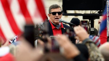 El ex asesor de seguridad nacional Michael Flynn habla en una protesta frente a la Corte Suprema de EE. UU. en diciembre de 2020 en Washington, DC.