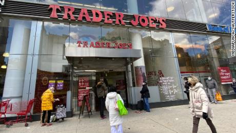 Aldi, Trader Joe&#39;s and others will pay workers to get a vaccine