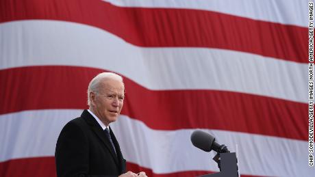 Biden nimmt im Namen seines Sohnes Bo . eine Auszeichnung aus dem Kosovo entgegen