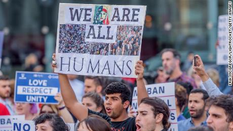 Los manifestantes se manifiestan contra el fallo de la Corte Suprema que defiende la prohibición de viajar de 2018. Durante el mandato del presidente Trump, los defensores de la inmigración han criticado la retórica inhumana.